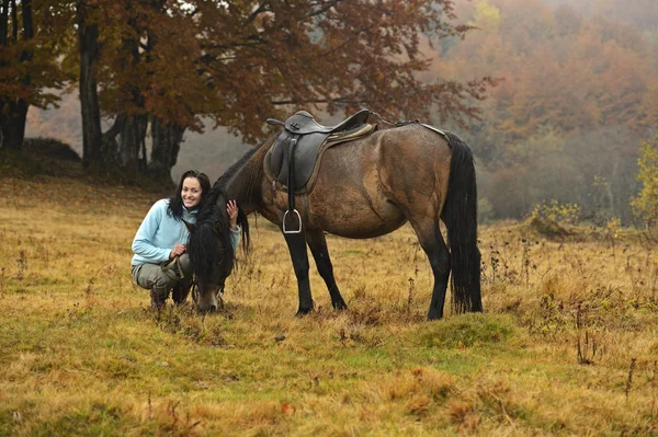 Menunggang kuda di pegunungan — Stok Foto