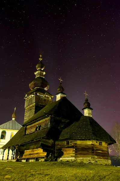 Belle église en bois dans le village la nuit — Photo