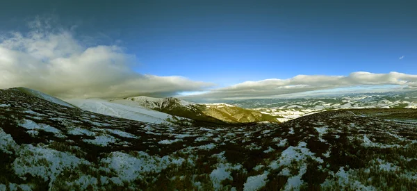 Una giornata gelida è in montagna — Foto Stock