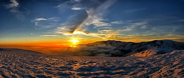 Une journée glacée est dans les montagnes — Photo