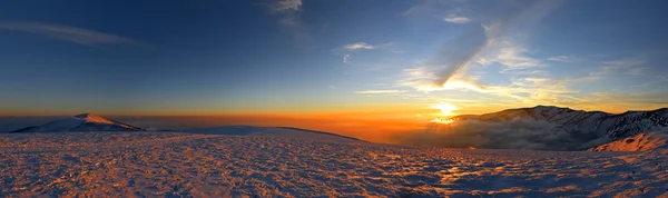 Una giornata gelida è in montagna — Foto Stock