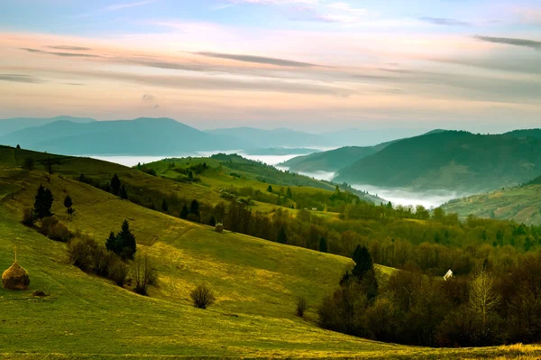 Hoskhod soleil dans les montagnes — Photo