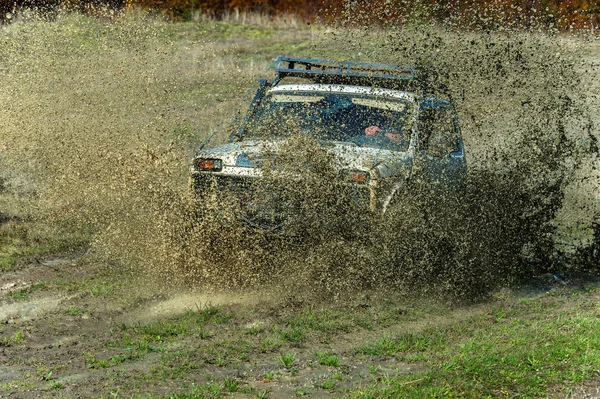 Voiture à grande vitesse sur la route de campagne — Photo