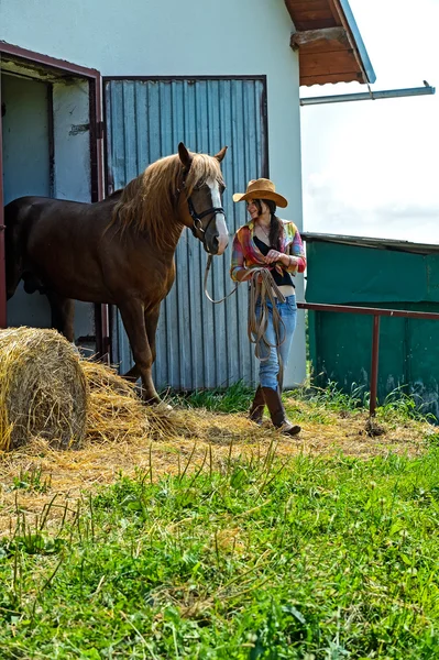 Schönes Mädchen mit Pferd auf einem Bauernhof — Stockfoto