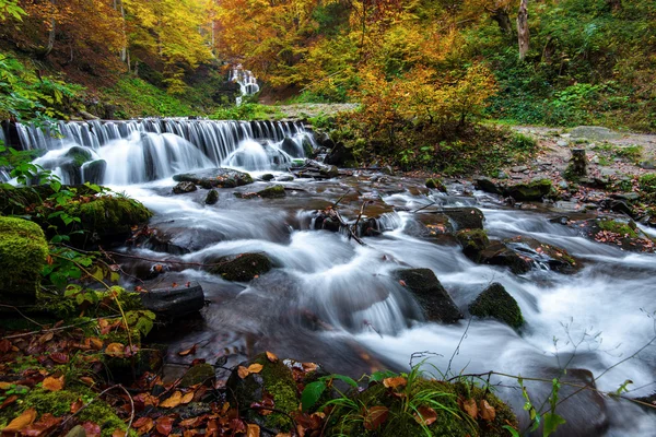 Herfst landschap in de bergen — Stockfoto