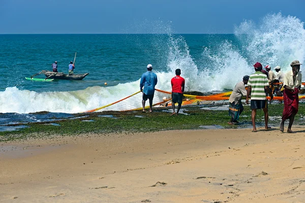 Sri Lanka, 14 de novembro: pescadores do Oceano Índico puxam a rede com — Fotografia de Stock