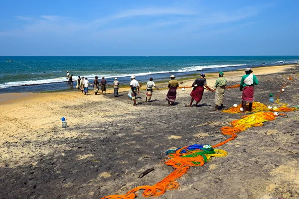 Sri Lanka, 14 de novembro: pescadores do Oceano Índico puxam a rede com — Fotografia de Stock