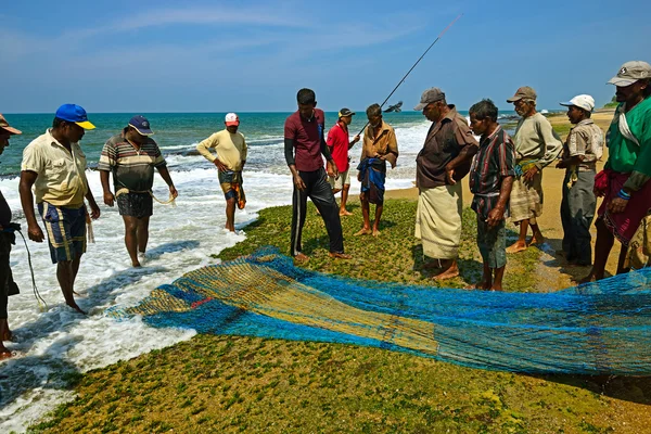 Sri Lanka, 14 de novembro: pescadores do Oceano Índico puxam a rede com — Fotografia de Stock