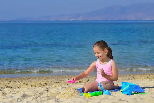 Echtes Kleinkind Mädchen genießt ihren Sommerurlaub — Stockfoto