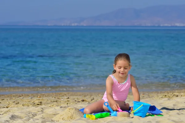 Reale bambino ragazza godendo la sua vacanza estiva — Foto Stock