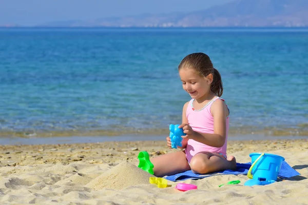 彼女の夏休みを楽しんでいる本当の幼児の女の子 — ストック写真