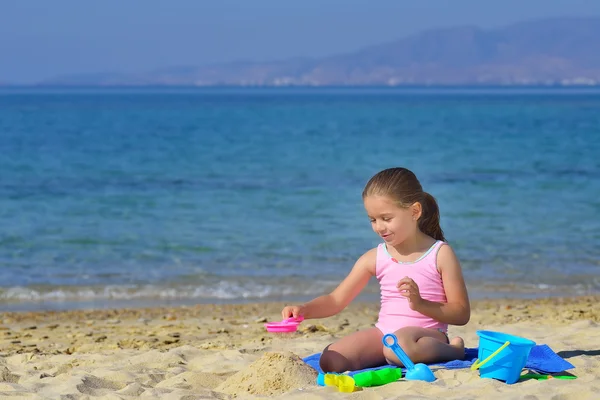 Onu yaz tatil zevk gerçek yürümeye başlayan çocuk kız — Stok fotoğraf