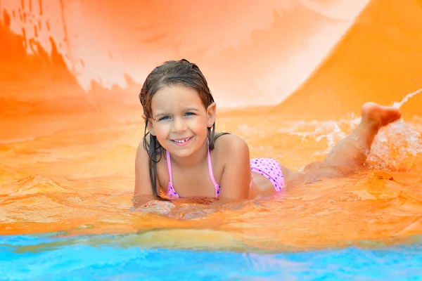 Menina criança real desfrutando de suas férias de verão — Fotografia de Stock