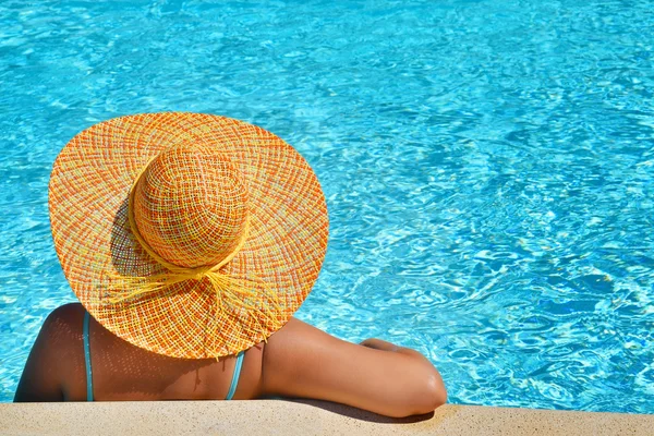 Vrouwelijke schoonheid genieten van haar zomervakantie — Stockfoto