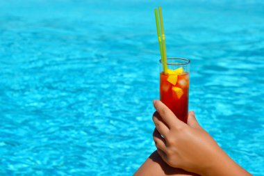 Kadın güzelliğinin onu yaz tatil keyfi