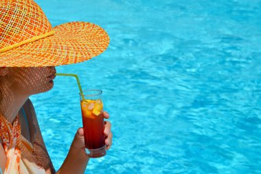 Kadın güzelliğinin onu yaz tatil keyfi