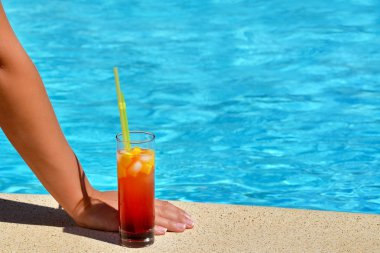 Kadın güzelliğinin onu yaz tatil keyfi