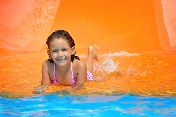 Niña real disfrutando de sus vacaciones de verano — Foto de Stock