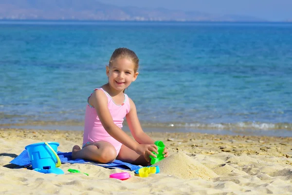 Skutečné batole dívka líbí její letní prázdniny — Stock fotografie