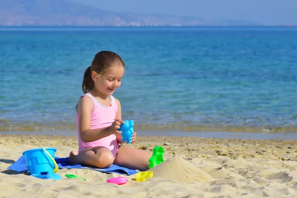 Echtes Kleinkind Mädchen genießt ihren Sommerurlaub — Stockfoto