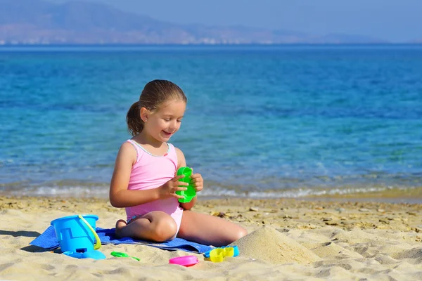 Echte peuter meisje genieten van haar zomervakantie — Stockfoto