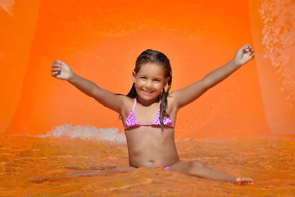 Menina criança real desfrutando de suas férias de verão — Fotografia de Stock