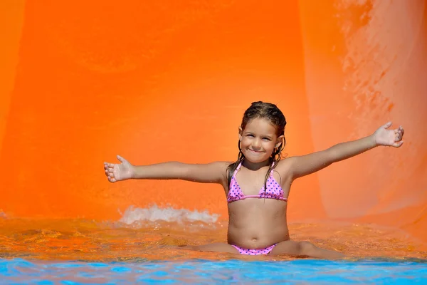 Menina criança real desfrutando de suas férias de verão — Fotografia de Stock