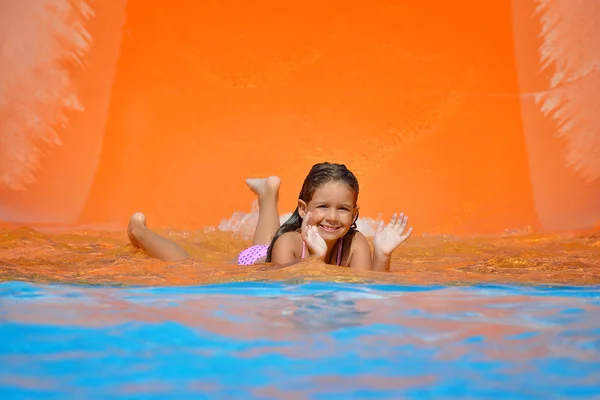 Echte peuter meisje genieten van haar zomervakantie — Stockfoto