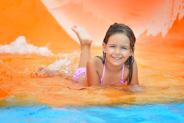 Echte peuter meisje genieten van haar zomervakantie — Stockfoto