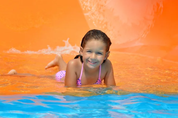 Echte peuter meisje genieten van haar zomervakantie — Stockfoto