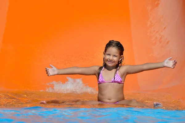 Niña real disfrutando de sus vacaciones de verano — Foto de Stock