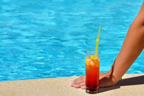 Bellezza femminile godendo la sua vacanza estiva — Foto Stock