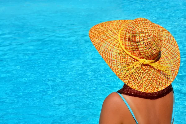 Beleza feminina desfrutando de suas férias de verão — Fotografia de Stock