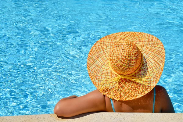 Belleza femenina disfrutando de sus vacaciones de verano —  Fotos de Stock