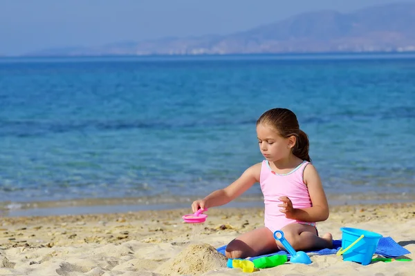 Onu yaz tatil zevk gerçek yürümeye başlayan çocuk kız — Stok fotoğraf