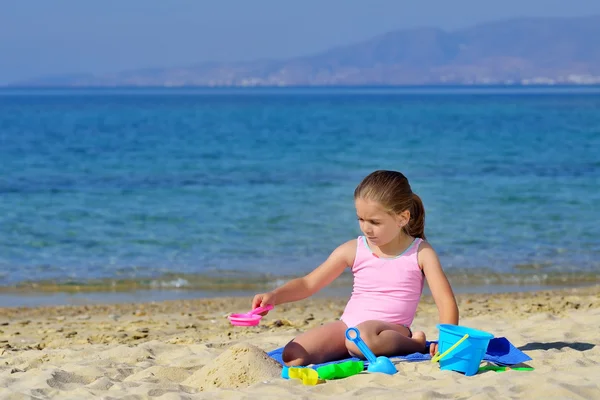 Reale bambino ragazza godendo la sua vacanza estiva — Foto Stock