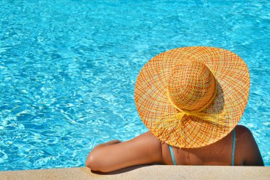 Kadın güzelliğinin onu yaz tatil keyfi