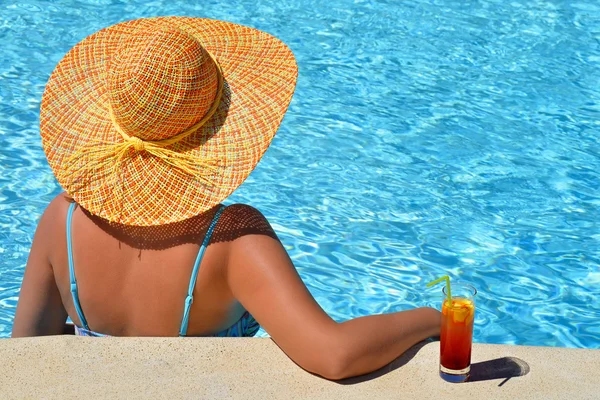 Belleza femenina disfrutando de sus vacaciones de verano — Foto de Stock