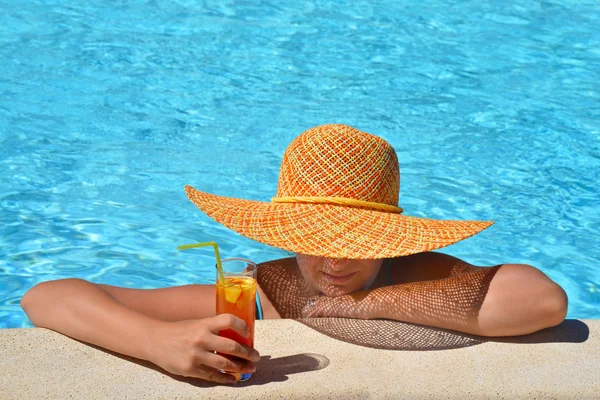 Belleza femenina disfrutando de sus vacaciones de verano — Foto de Stock