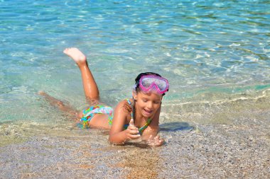 Çok güzel bebek kız onu yaz tatil plaj keyfi