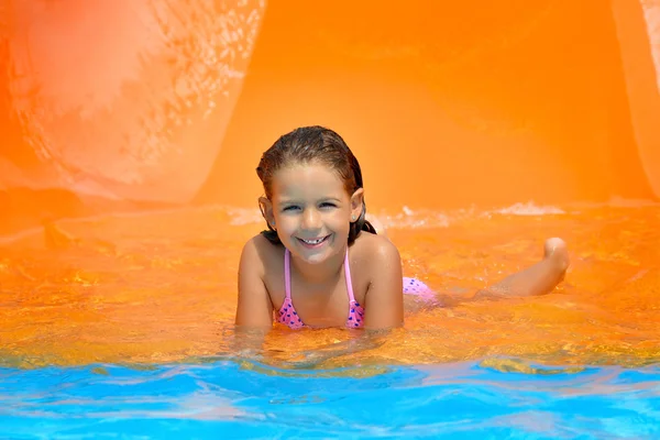 Imádnivaló kisgyermek lány élvezi vele nyaralni: aquapark — Stock Fotó