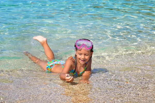 Bedårande barn girl njuter av sin semester på stranden — Stockfoto