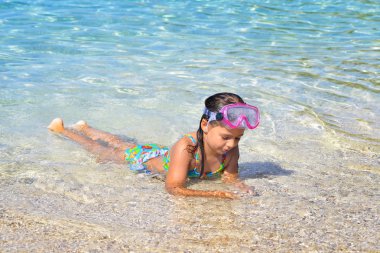 Çok güzel bebek kız onu yaz tatil plaj keyfi