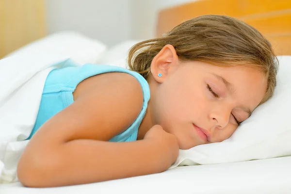 Сладких снов, очаровательная малышка спит — стоковое фото