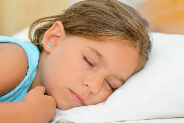 Dolci sogni, adorabile bambina che dorme — Foto Stock