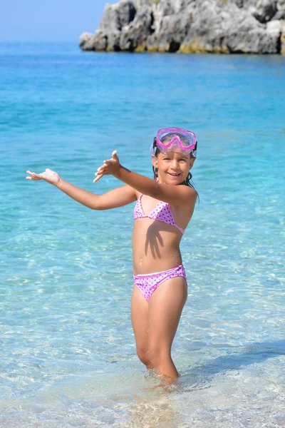 Schattig peuter meisje genieten van haar zomervakantie op strand — Stockfoto