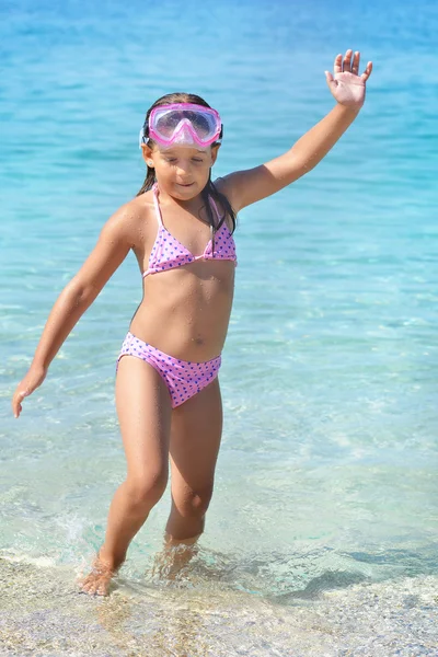 Schattig peuter meisje genieten van haar zomervakantie op strand — Stockfoto