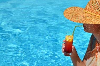 Kadın güzelliğinin onu yaz tatil keyfi