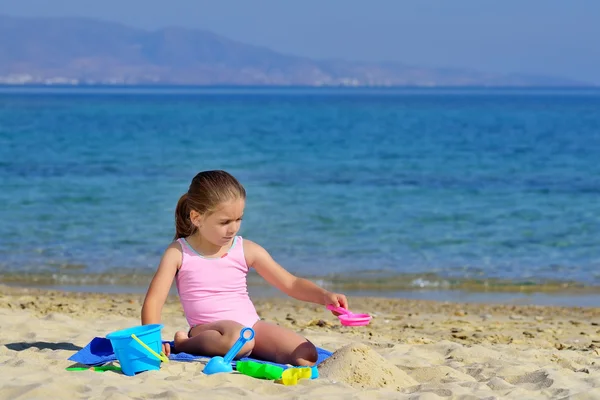 Reale bambino ragazza godendo la sua vacanza estiva — Foto Stock