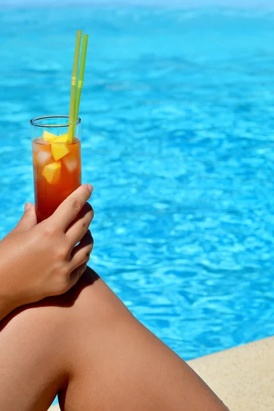 Bellezza femminile godendo la sua vacanza estiva — Foto Stock